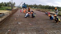 Pembangunan Jalan dan Jembatan Luk-Ulo dilakukan Kementerian PUPR melalui Balai Besar Pelaksanaan Jalan Nasional (BBPJN) VII, Ditjen Bina Marga dengan tipe I girder  yang dikerjakan kontraktor PT. Pembangunan Perumahan ( Persero ) – PT. Armada Hada Graha, JO sejak Agustus 2015 dengan nilai Rp 266 miliar. Pool/Kementerian PUPR.