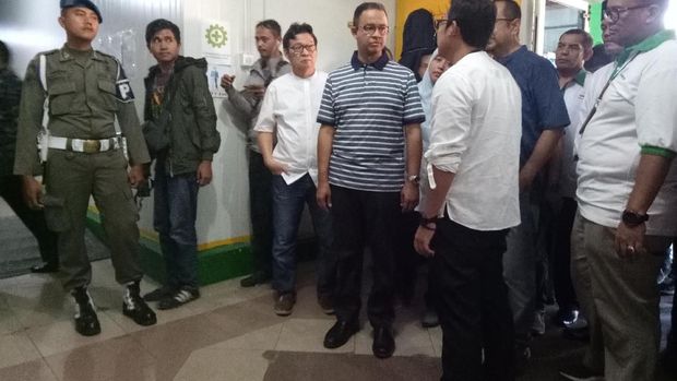 Anies juga memastikan warga Jakarta tidak akan mengalami gangguan dalam mendapatkan sembako.