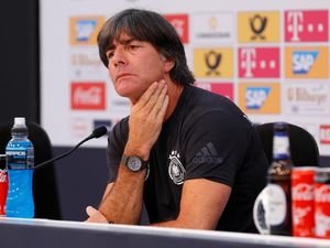 Curhat Loew Diabaikan Oezil
