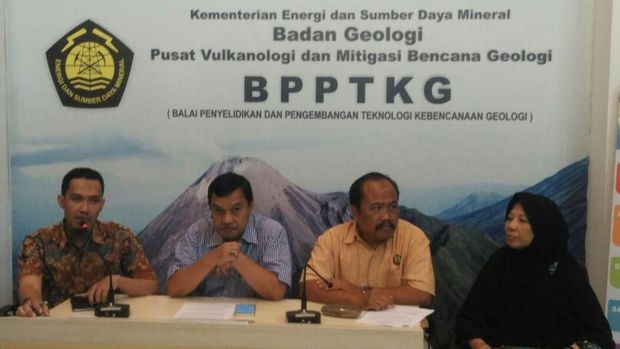   Foto: Kepala Badan Geologi Kementerian ESDM, Rudy Suhendar (dua dari kiri)