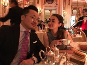 Makin Cantik, Ini Gaya Rianti Cartwright saat Ngopi dan Ngeteh Bareng Suami