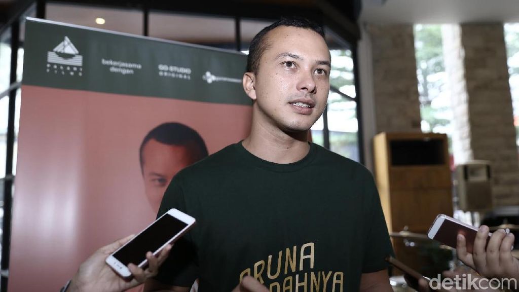 Nicholas Saputra Bikin Secangkir Kopi, Netizen Kompak Bilang Terima Kasih