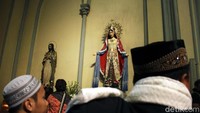 Sebelum berbuka umat muslim diajak keliling melihat megahnya gereja Katedral.