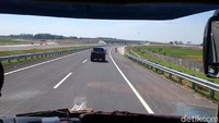 DetikFinance berkesempatan menjajal tol Salatiga-Ngawi dari Gerbang Tol (GT) Colomadu hingga GT Ngemplak bersama rombongan PT Jasa Marga selaku operator jalan tol pada Jumat (1/6/2018).