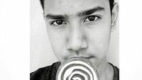Remaja berwajah tampan dan bersuara merdu ini juga menyukai lolipop. Ia bahkan berselfie saat memakan permen manis itu. Foto: Instagram syakirious_fans Foto: Istimewa