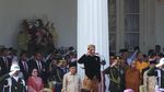 Gaya Jokowi Berbaju Adat Jawa Pimpin Upacara Hari Lahir Pancasila