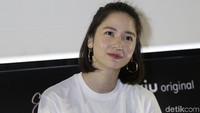 Dengan mengenakan kaos putih dan celana bahan denim, Laura Basuki terlihat manis. Foto: Pahlevi/detikHOT