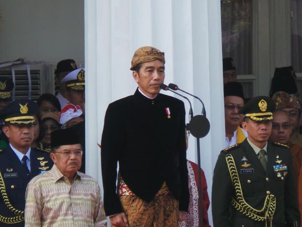 Gaya Jokowi Berbaju Adat Jawa Pimpin Upacara Hari Lahir Pancasila
