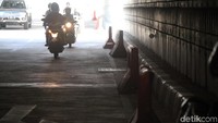 Ada 20 lubang yang ditutup dengan road barrier.