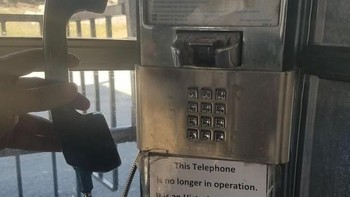 Zaman belum ada ponsel, menelepon lewat telepon umum koin. Foto: via Brightside