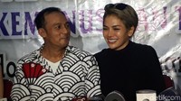 Meskipun sudah tidak ABG lagi, Nikita dan Dipo Latief terlihat bak anak muda yang tengah kasmaran. Foto: Desi Puspasari