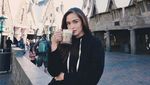 Begini Gaya Cantik Yasmine Wildblood Saat Makan di Paris hingga Santorini