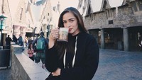 Sedang mengunjungi The Wizarding of Harry Potter di Universal Studios. Yasmine terlihat mencicip Butter Beer yang jadi ikon di sana.  Foto: Instagram @yaswildblood