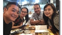 Bersama rekan-rekannya, Irgi tengah berkumpul ditemani camilan. Sepiring kudapan siap disantapnya. Foto: Instagram @fahrezirgi