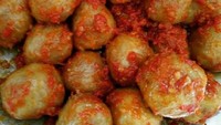 Meskipun pucat warnanya, pentol @sempolgila ini dibumbui dengan cabe rawit merah yang dimasak dengan minyak. Wuih..pastinya pedas nendang ya!Foto: Instagram @sempolgila