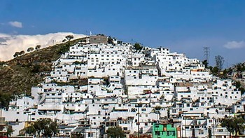 Rumah penduduk yang serba putih terletak di kawasan Meksiko. (Foto: Boredpanda)