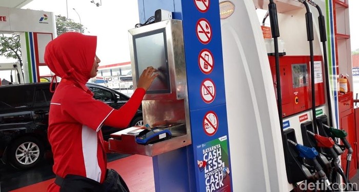 Cikampek - PT Pertamina (Persero) telah menerapkan pelayanan mandiri (self service) untuk beberapa SPBU di jalur Tol Trans Jawa. Agar mempermudah pelayanan, Pertamina juga telah menerapkan pembayaran secara non tunai atau cash less.