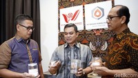 Direktur PT Well Harvest Winning Alumina Refinery (WHW), Stevi Thomas didampingi Direktur Utama PT Megah Surya Pertiwi (MSP), Tedy Badrujaman dan Direktur PT Cita Mineral Investindo Tbk, Yusak L. Pardede menyampaikan kinerja perusahaan berupa penjualan alumina, feronikel dan bauksit.