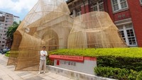 Dengan tinggi mencapai 30 kaki, bubu raksasa yang dirancang oleh seniman Taiwan Cheng Tsung Feng ini dibuat untuk memberi penghormatan kepada alat memancing tradisional yang banyak digunakan oleh berbagai kelompok etnis di Taiwan. Istimewa/Inhabitat.