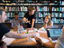 10 Pekerjaan Non Teknologi yang Bergaji Miliaran