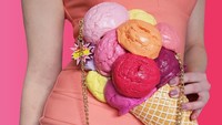 Nah, yang ini cocok buat pencinta es krim. Bisa bawa es krim bentuk tas kemanapun pergi. Foto: Instagram @rommydebommy