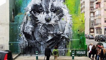 Jadi keren dengan gambar mural rakun raksasa. (Foto: Boredpanda)