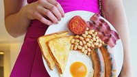 Karena dibutuhkan waktu untuk membuatnya, Rommy membanderol koleksi tasnya mulai dari harga $200 (Rp. 2.800.000,-). Seperti tas bentuk sepiring English breakfast ini. Foto: Instagram @rommydebommy