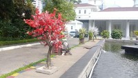Foto:  Ada 4 pohon imitasi yang terpasang di halaman gedung Balai Kota DKI Jakarta, Jl Medan Merdeka Selatan, Jakarta Pusat, pada Sabtu (2/6/2018).Fotografer: Sahaya Anisa/detikcom