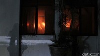 Dari informasi yang dihimpun, penyebabnya api yang tersisa tertiup angin dan membakar bahan baku coklat yang juga mudah terbakar.