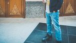 Doyan Ngopi, Ini Pose Pandji Pragiwaksono Saat Ngemil dan Ngopi