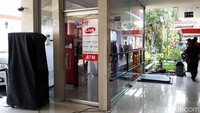 Namun di belakang SPBU terdapat area istirahat yang sangat lengkap. Di bagian depan terdapat 8 mesin ATM, toko Bright Store dan toko penjual oleh-oleh.
