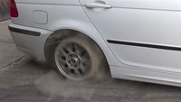 Pengemudi pun mencoba melakukan burn out dengan ban karet gelang. Tapi hasilnya, karet gelang itu putus dan terlepas. Foto: Pool (Youtube)