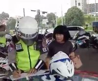 Viral! Ibu-ibu Ngamuk Ditilang Polisi di Bogor