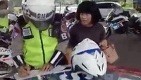 Seorang ibu-ibu di Bogor ngamuk saat ditilang Polisi. Video ibu yang mengamuk saat ditilang ini diunggah oleh pemilik akun Facebook Eris Riswandi. Kejadiannya pada Selasa (29/5) lalu.  (Dok. istimewa)