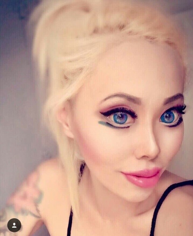 Ia menjalani operasi mata dan hidung. Ophelia juga melakukan botox di banyak bagian wajahnya serta filler bibir. Foto: Dok. Instagram Ophelia Vanity