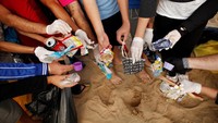 Warga Spanyol menggalakan aksi bersih-bersih sampah di Pantai La Costila, Rota, Spanyol. Jon Nazca/Reuters.