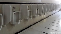SPBU Ini juga memiliki 38 urinoir dan 10 pintu toilet. Di bagian wanita ada 45 pintu toilet.