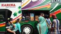 Bagasi bus pun penuh dengan kardus pemudik.