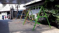 Di bagian belakang terdapat area bermain anak, meskipun hanya berupa beberapa unit ayunan.