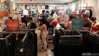 Pengunjung antre untuk melakukan pembayaran.