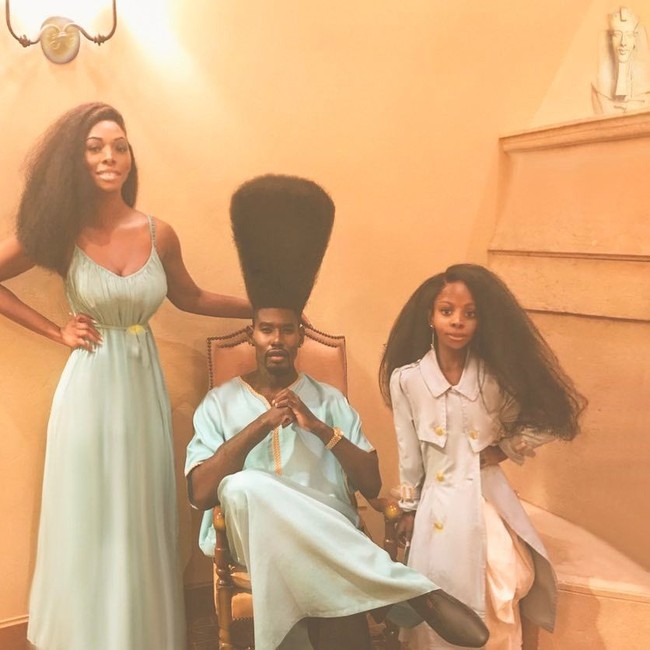 Selain Benny, sang istri juga memiliki rambut megar sepertinya. Benny, istrinya dan putri mereka sering melakukan pemotretan bersama memperlihatkan keindahan rambut megar mereka. Foto: Dok. Instagram/bennyharlem