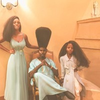 Selain Benny, sang istri juga memiliki rambut megar sepertinya. Benny, istrinya dan putri mereka sering melakukan pemotretan bersama memperlihatkan keindahan rambut megar mereka. Foto: Dok. Instagram/bennyharlem