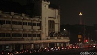 Para pengendara ini berkeliling ibukota sambil membagikan makanan.