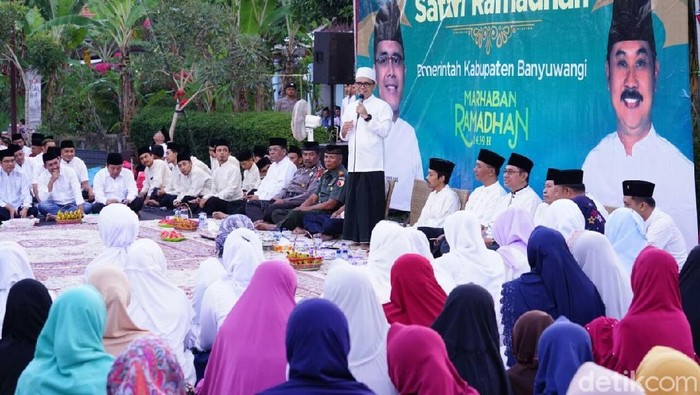 Safari Ramadan, Anas Pantau Pelayanan Desa di Malam Hari