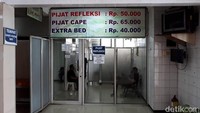 Melangkah lebih dalam terdapat counter untuk pelayanan pihat refleksi hingga extra bed untuk istirahat.