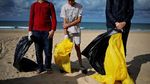 Aksi Bersih-bersih Pantai Jelang Hari Lingkungan Hidup Sedunia