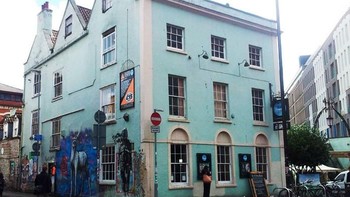 Salah satu bangunan hotel di kawasan Inggris. (Foto: Boredpanda)