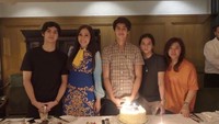 Baru saja berulang tahun ke 19, ini pose tahun lalu ketika El mendapat kue ulang tahun dari orang-orang terdekatnya. Foto: Instagram elrumi