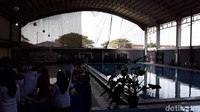 Di samping kolam renang terdapat area hall yang bisa difungsikan untuk acara-acara tertentu.