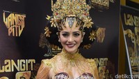 Ririn Ekawati tampil dengan gaun bidadari. Adat Jawa kental sekali dalam gaun tersebut. Foto: Noel/detikHOT